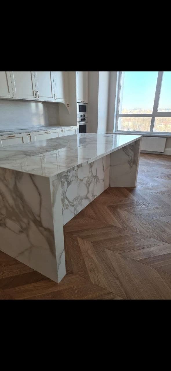 Кухонный остров с водопадной кромкой из крупноформатного керамогранита